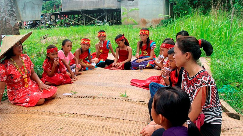 Menggali Pendidikan Alternatif di Komunitas Adat: Pelajaran dari Cara Mereka Mewariskan Pengetahuan