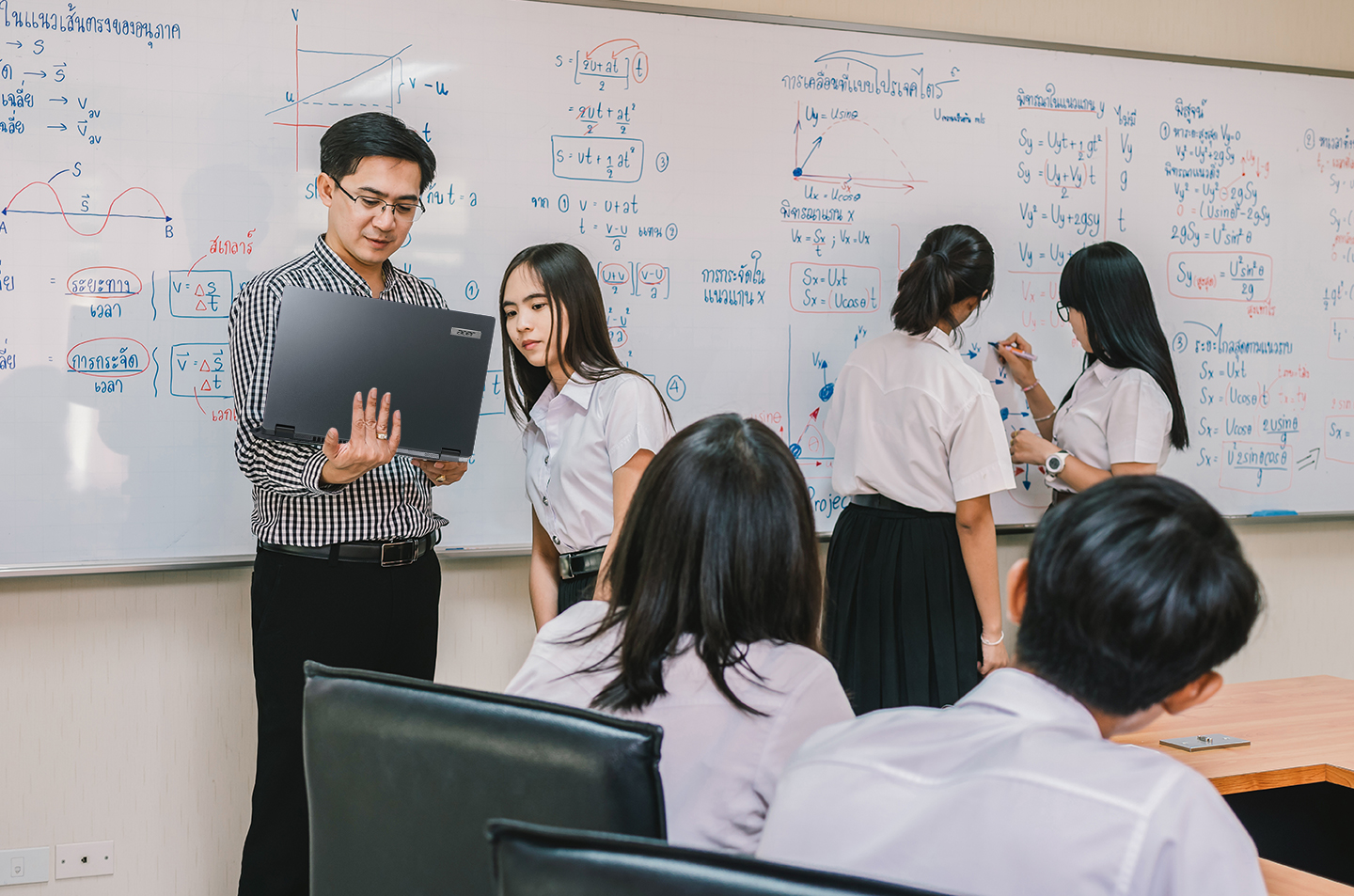 Peran Guru sebagai Motivator, Bukan Hanya Pemberi Materi