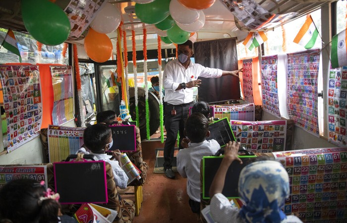 Sekolah dengan Kelas Berjalan: Belajar di Bus yang Keliling Kota