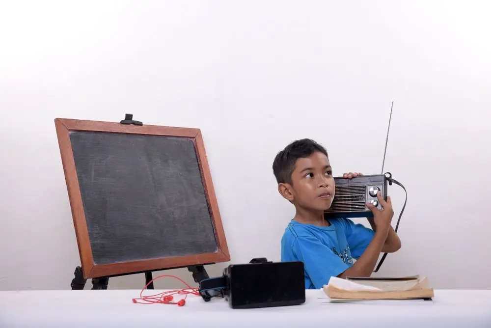 Pendidikan Lewat Drama Radio: Cerita Audio Jadi Metode Belajar Baru